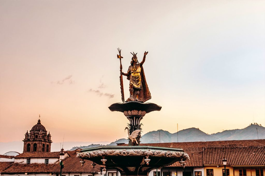 Estátua de Manco Capac na praça principal de Cusco