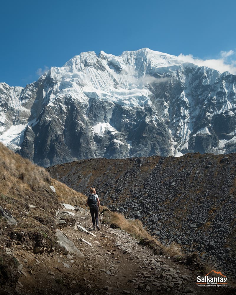 Turista subindo a montanha sagrada de Salkantay