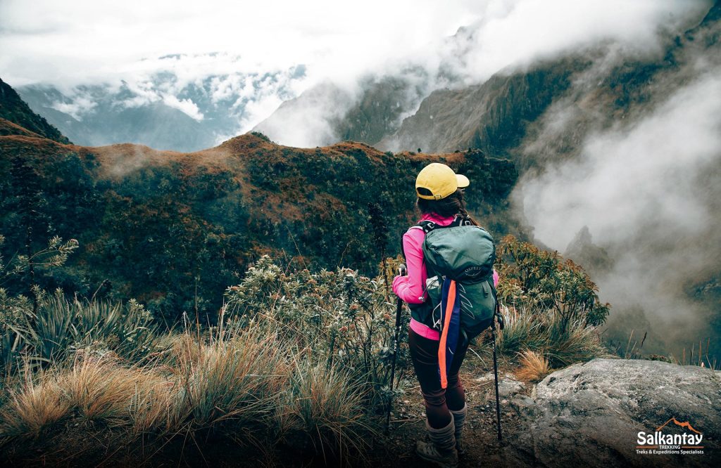 Turista com seu equipamento de caminhada.