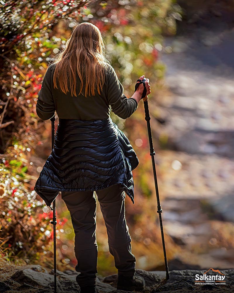 Mulher na Trilha Inca para Machu Picchu.