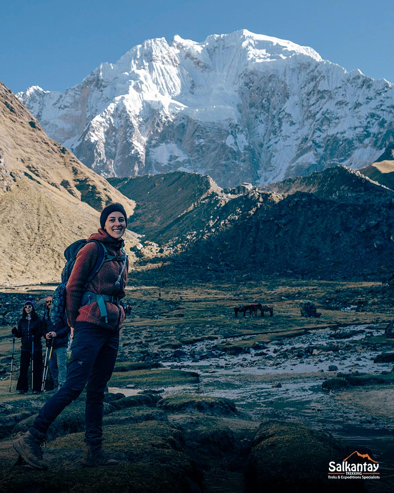 Mulher na Trilha Salkantay para Machu Picchu.