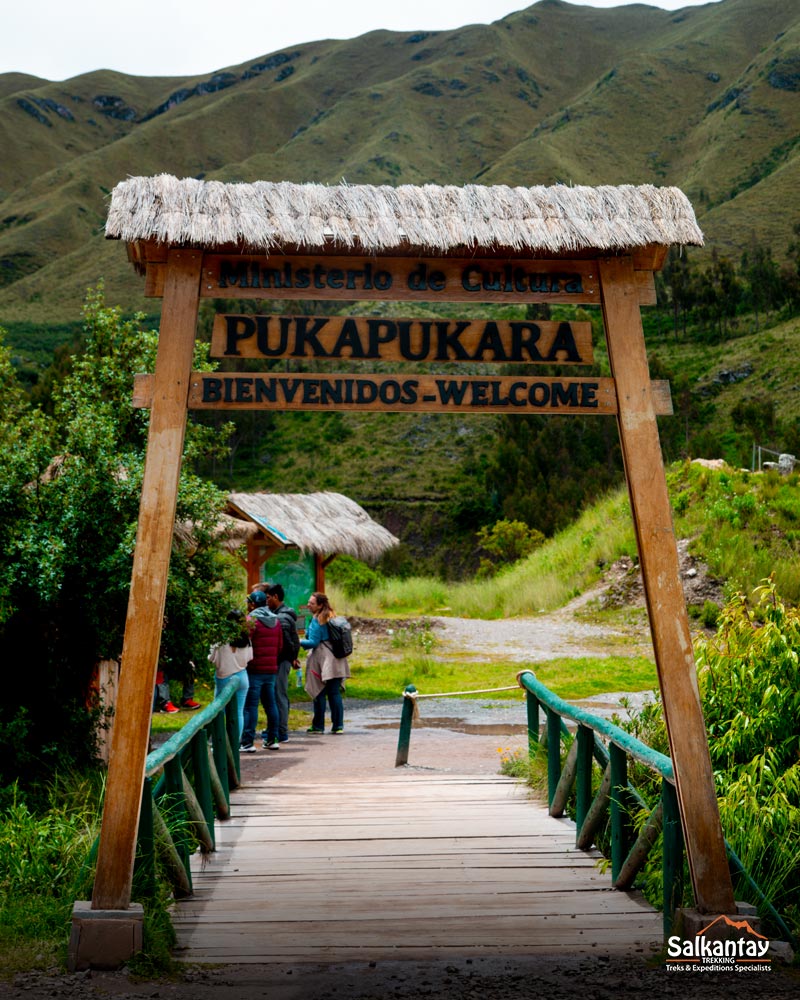 Imagem da placa de entrada do sítio arqueológico de Puka Pukara.