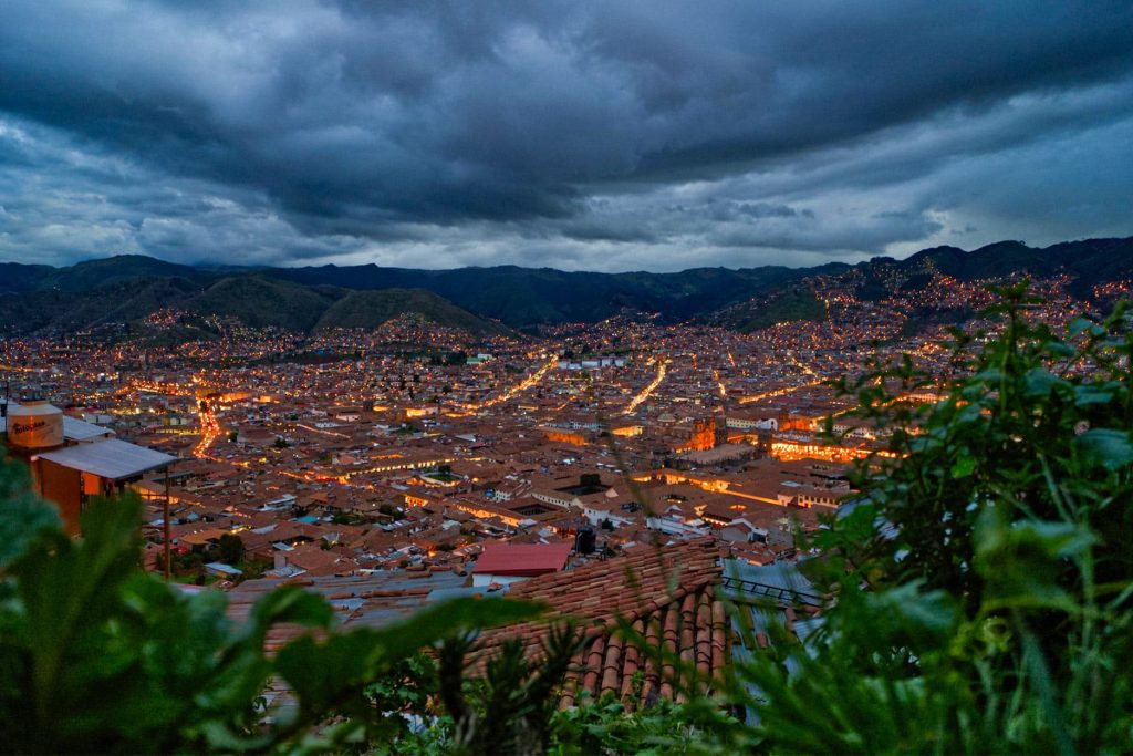 Pôr do sol com possibilidade de chuva em Cusco