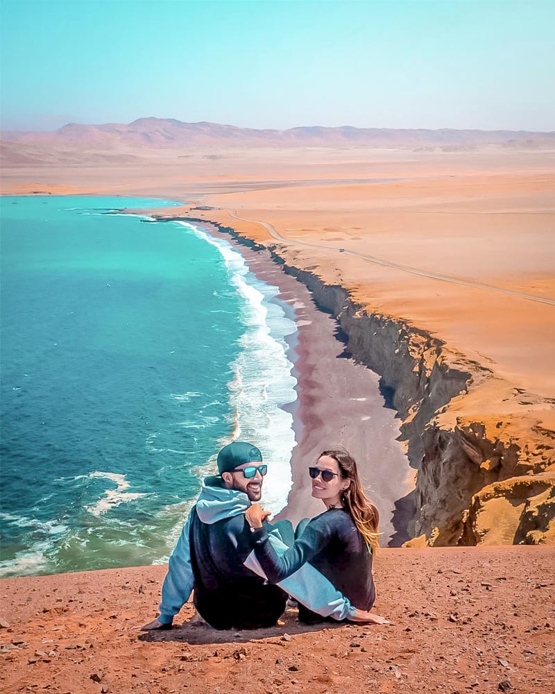 Casal de turistas na Reserva Nacional de Paracas