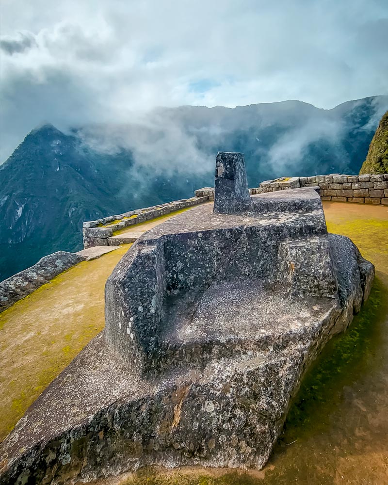 Rocha sagrada dos Intihuatana na cidadela de Machu Picchu