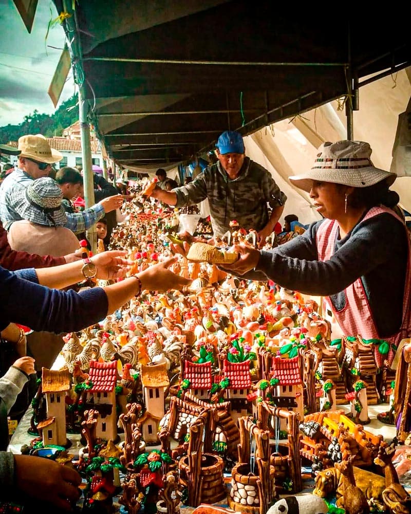 Feira de Santurantikuy - (unafotitopecausa/instagram)