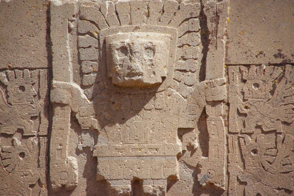 Estátua do deus Viracocha esculpida em pedra