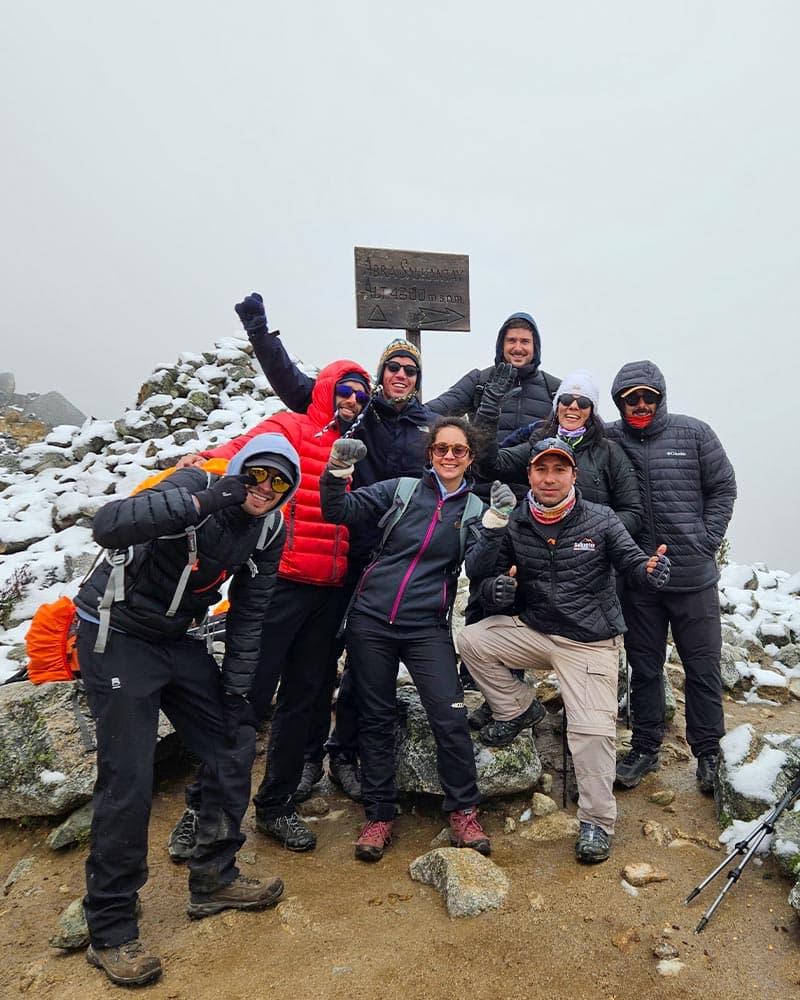 Turista com equipamento de chuva no desfiladeiro de Salkantay