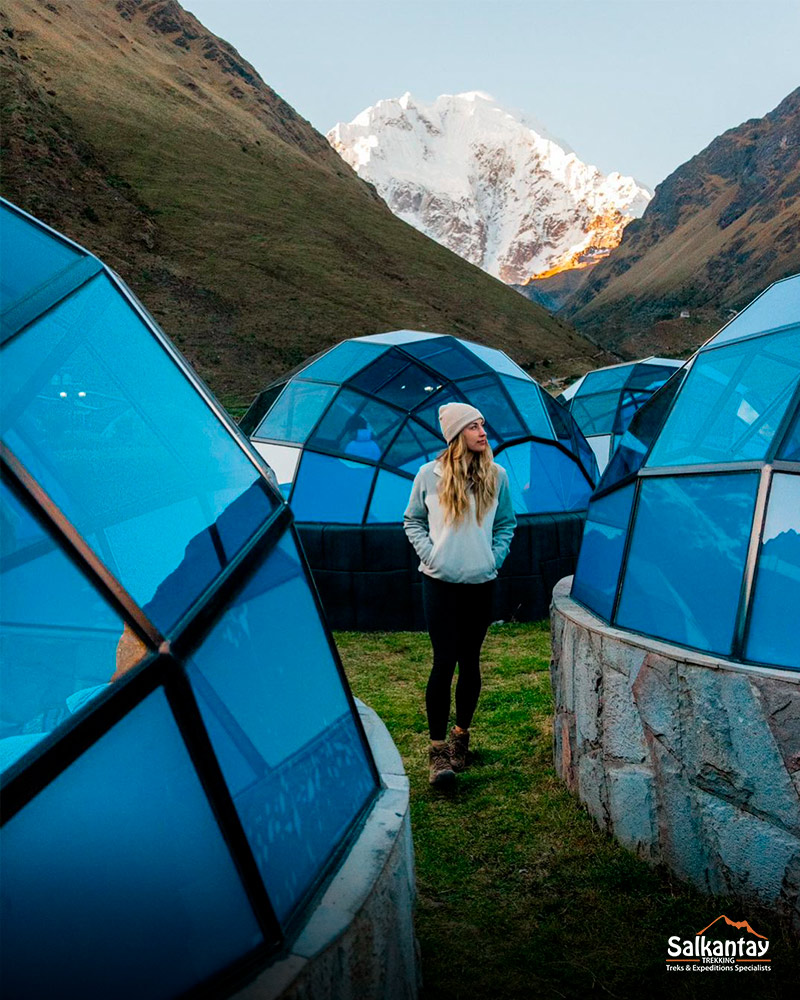 Turista no meio do Sky Camp no Peru