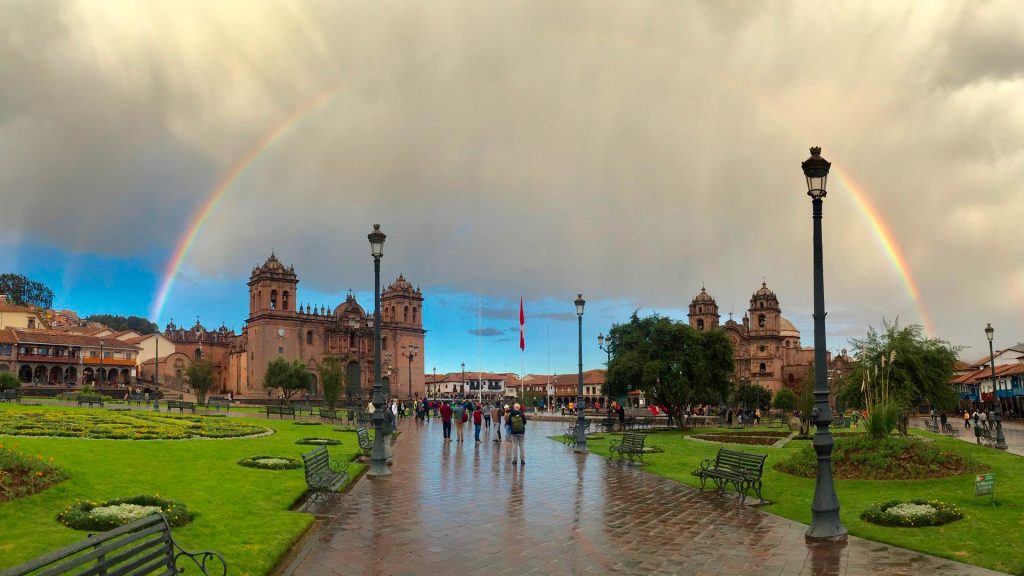 Uma tarde chuvosa na Praça de Armas de Cusco