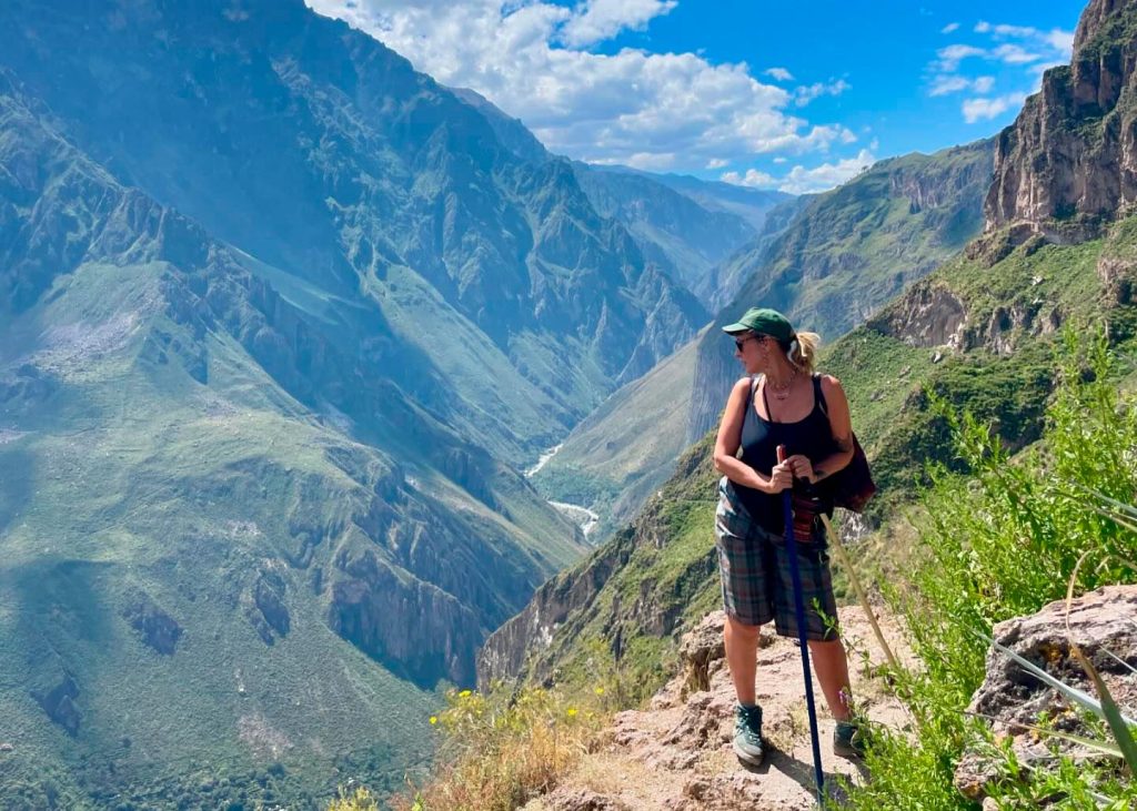 Turista explorando o cânion do Colca, foto de @jenny_schneck.