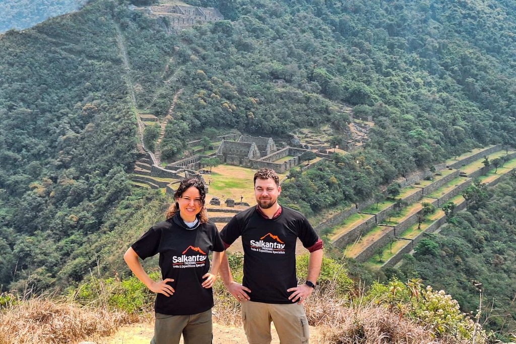 Foto de um casal no sítio de choquequirao