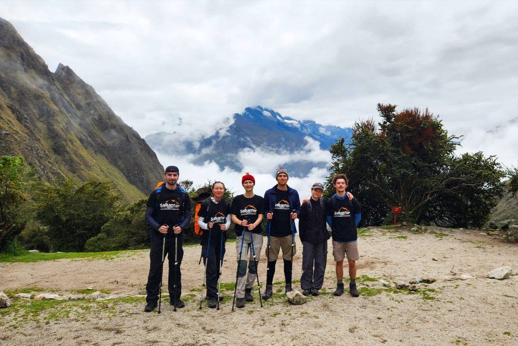 Grupo de pessoas fazendo o Caminho Inca com a Salkantay Trekking