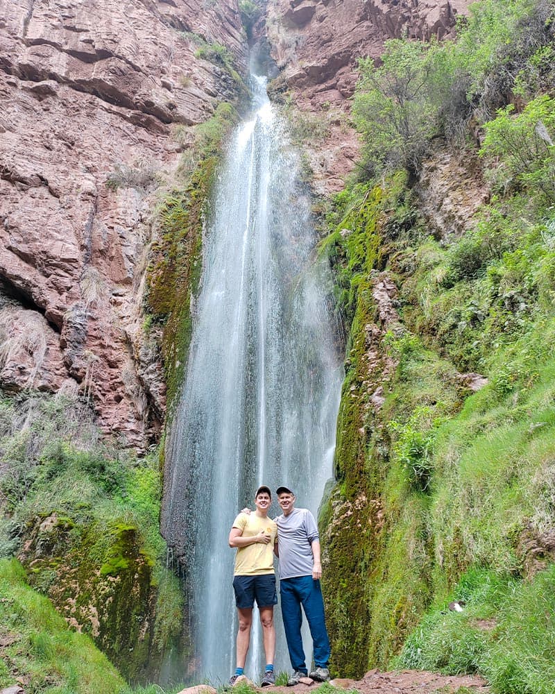 Turistas explorando la catarata de Perolniyoc