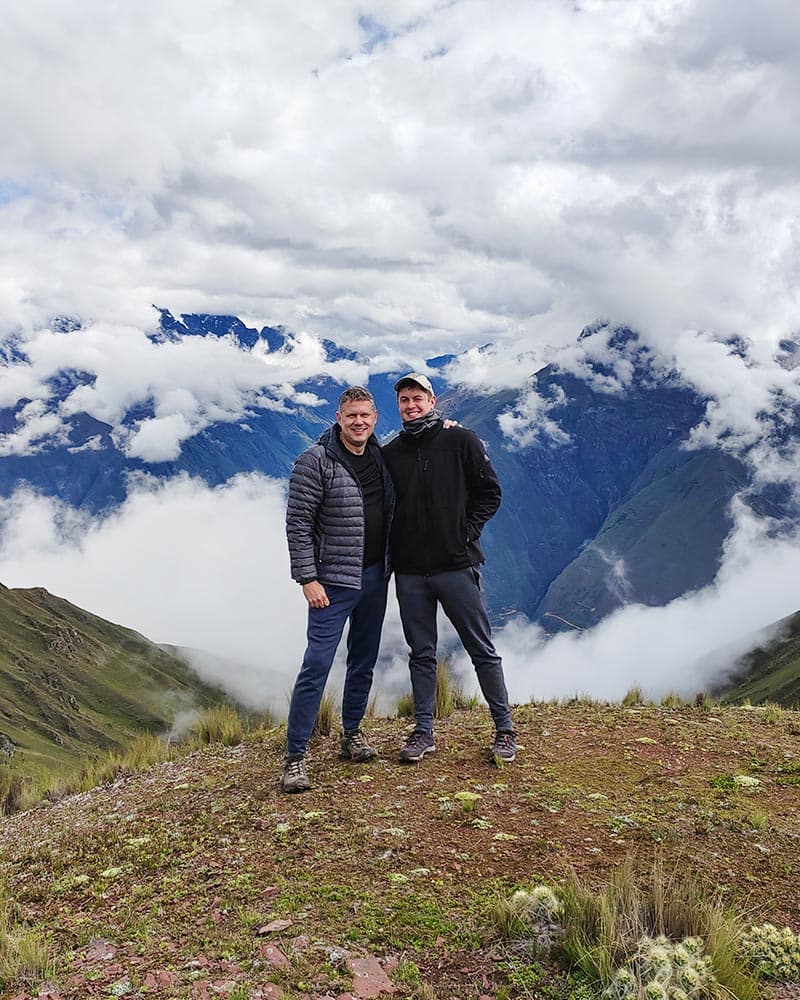 Turistas na Kuychiccasa passam pelas nuvens