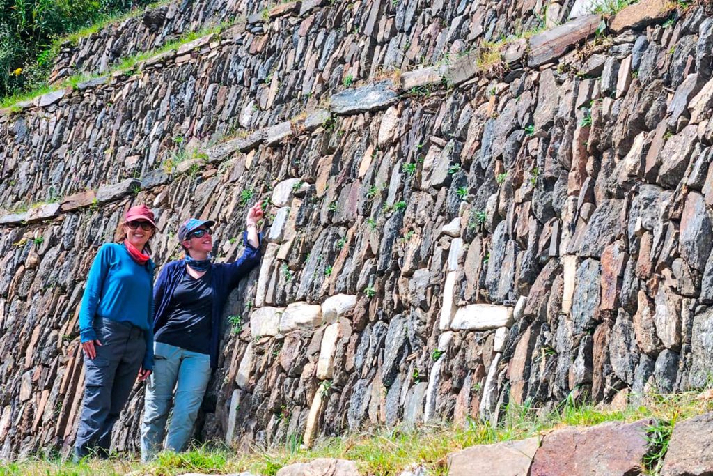 Turista explorando as construções de Choquequirao