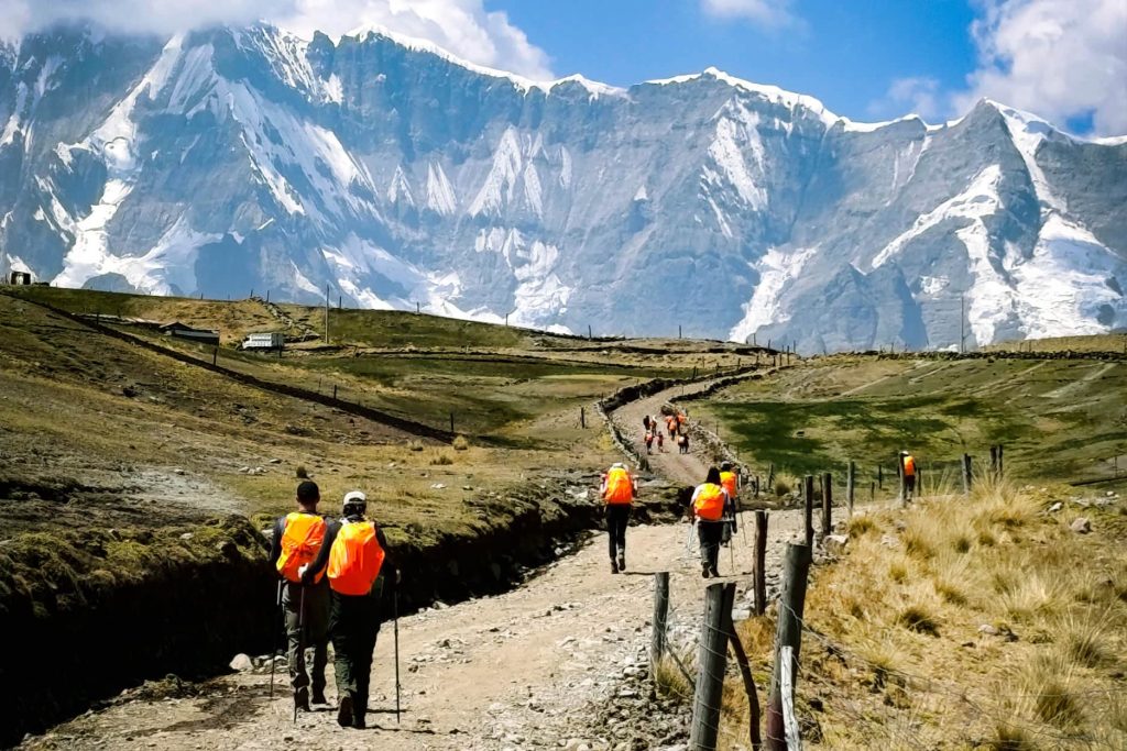 Turistas que iniciam a caminhada para Ausangate