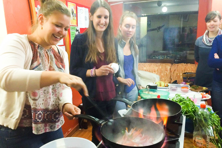 Turistas em uma aula de culinária em Cusco