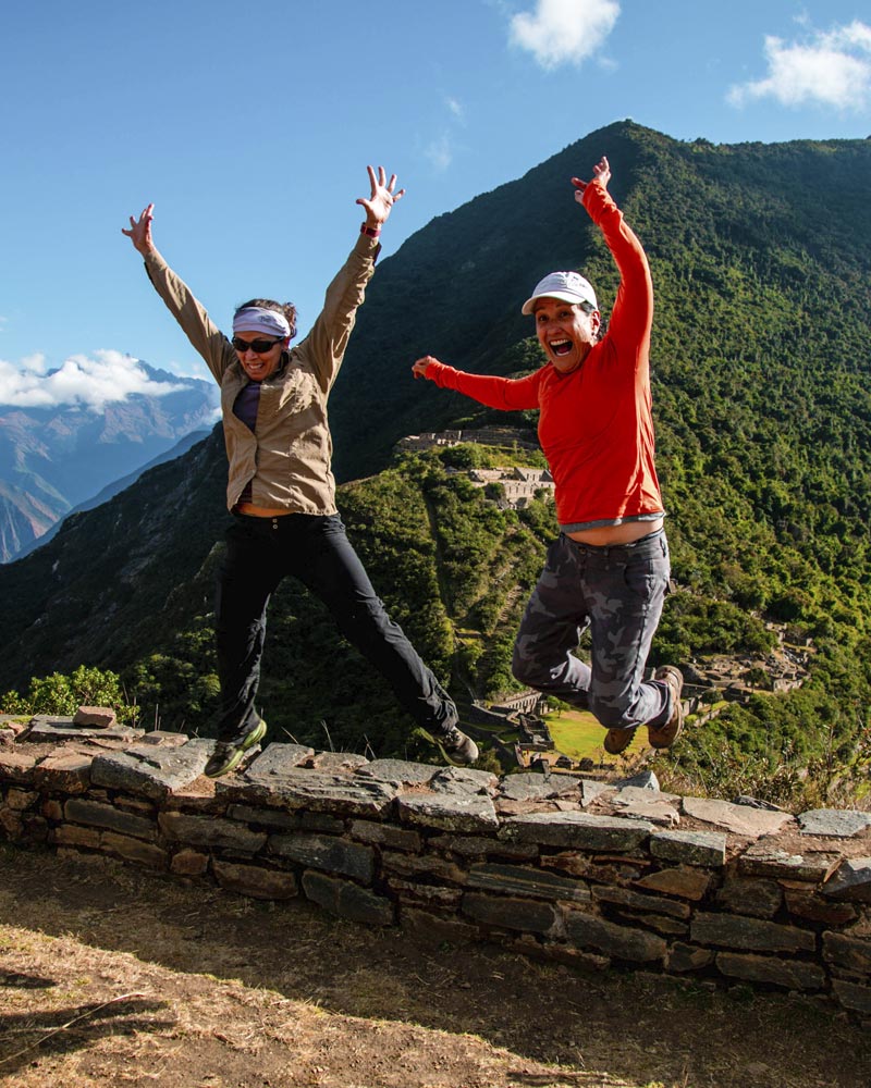 Dois turistas no sítio arqueológico de Choquequirao