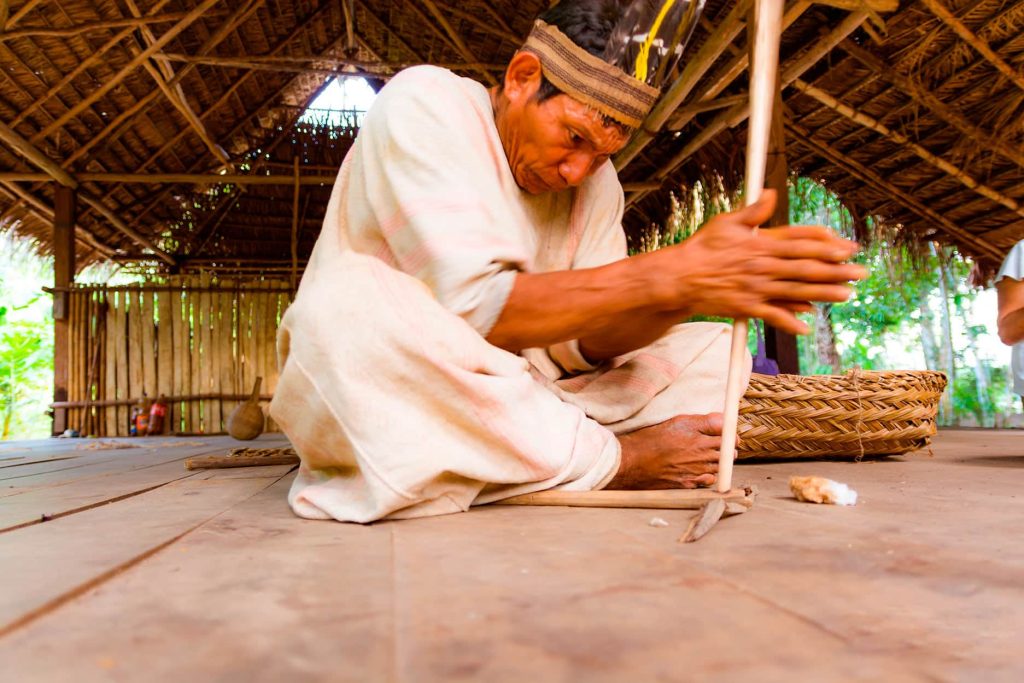 Família nativa na selva de Tambopata