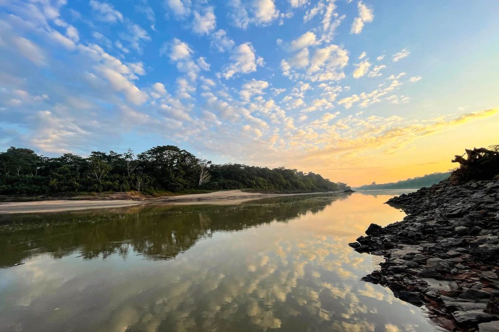 Nascer do sol no rio Tambopata