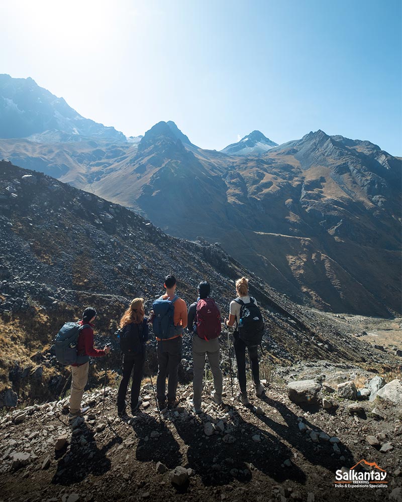 grupo de turistas a fazer trekking em Salkantay 