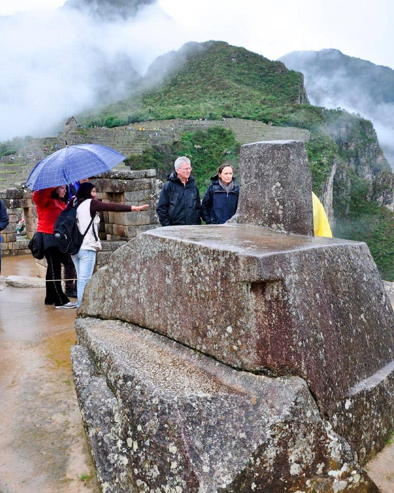 Turistas exploram a arquitetura de Intihuatana