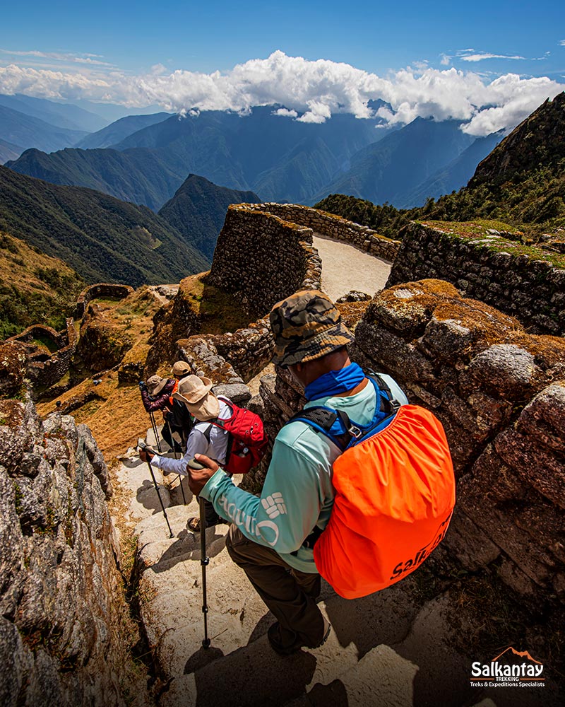 Turistas caminhando pelo Caminho Inca