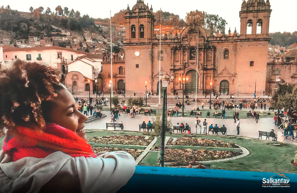 Turista a observar a praça em Cusco 