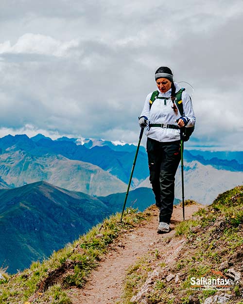 Mulher a caminhar até à pedreira Inca