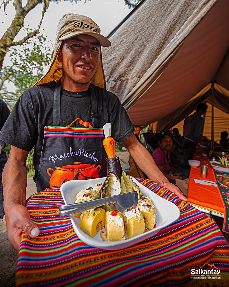 Nosso cozinheiro servindo a comida durante a caminhada na Trilha Inca.