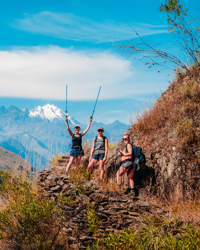 Três turistas nas montanhas andinas durante a Caminhada na Selva Inca para Machu Picchu