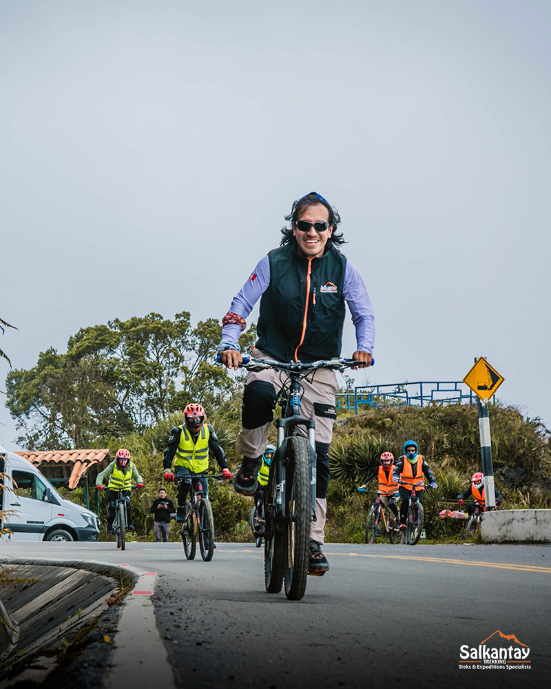 Guia turístico e um grupo de turistas pedalando