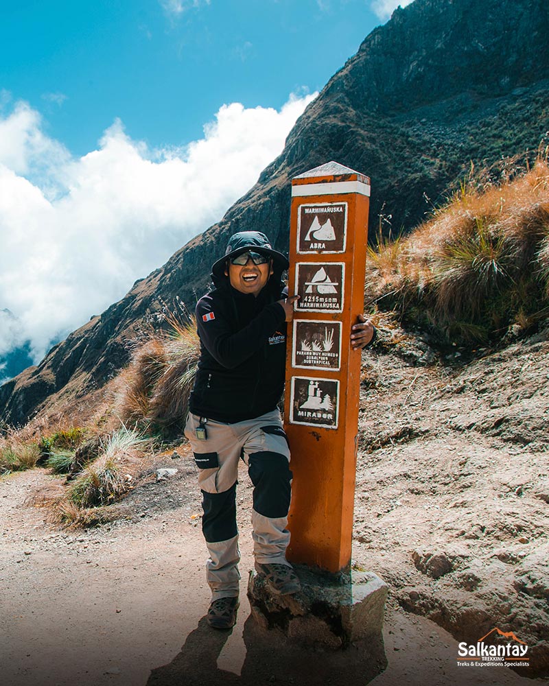 Guia turístico na passagem da mulher morta ou Warmi Wañusca na rota da Trilha Inca.