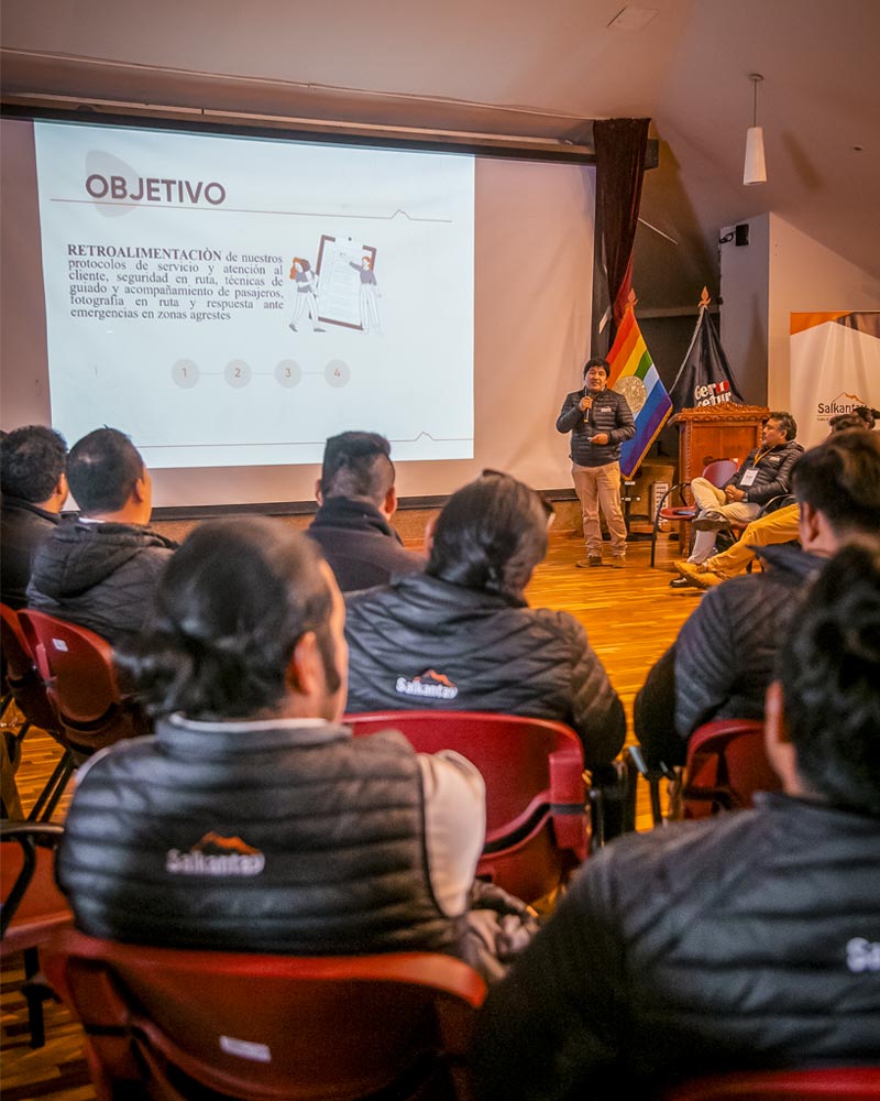 Treinamento de um grupo de guias turísticos.