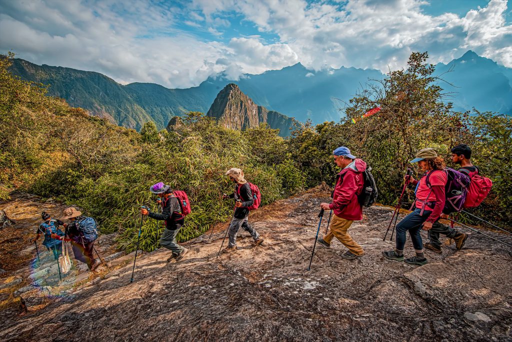 Turistas chegando caminhando a Machu Picchu pela famosa Trilha Inca