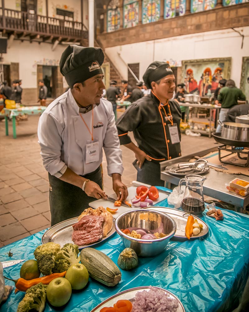 A Salkantay Trekking treina cozinheiros para o uso de ingredientes frescos e locais.