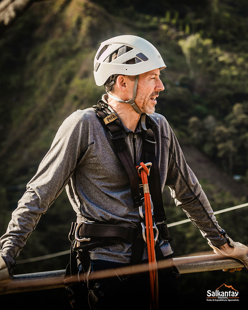 Turista com equipamento completo para tirolesa